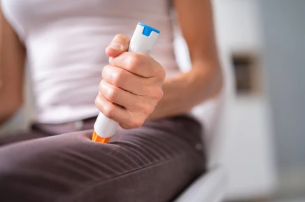 Diagram of common B12 injection sites in the upper arm, outer thigh, and upper buttock for safe vitamin B12 shots at home