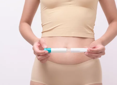 Illustration comparing intramuscular and subcutaneous B12 injection sites in the arm and thigh