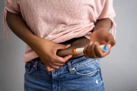 Step-by-step B12 injection site guide showing skin cleaning, needle placement, and safe disposal