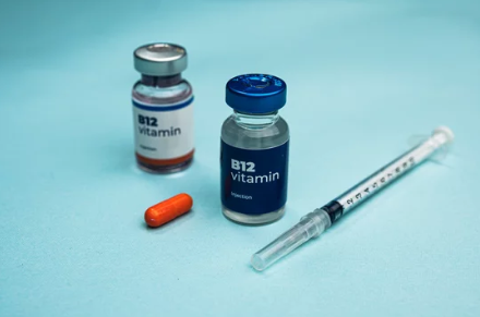 standard vitamin B12 injection dosage vial and syringe on medical tray